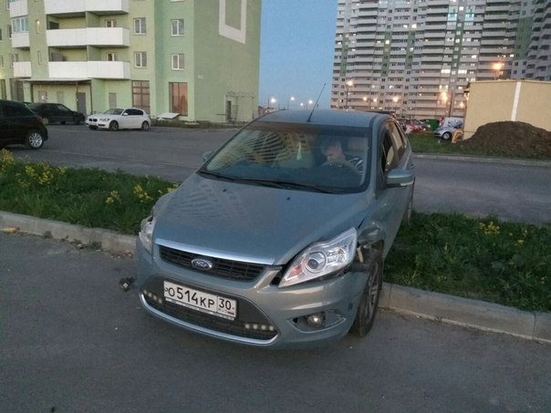 В Шушарах в Вилеровском переулке пьяный за рулем Фокуса снес 2 машины, нашли его в квартале от ДТП н...