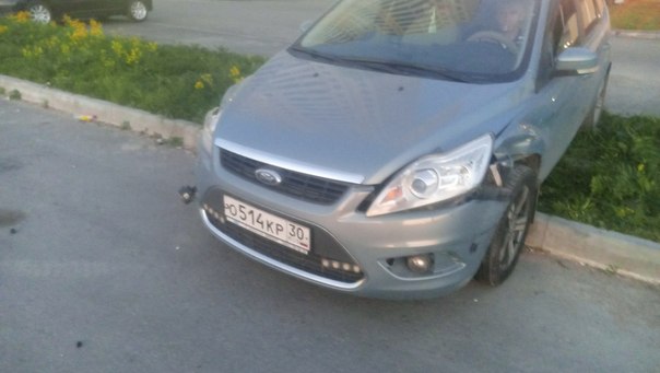 В Шушарах в Вилеровском переулке пьяный за рулем Фокуса снес 2 машины, нашли его в квартале от ДТП н...
