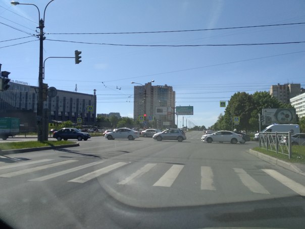 На Северном проспекте, перекресток с ул. Есенина, произошло ДТП. Скорая помощь и полиция на месте, з...