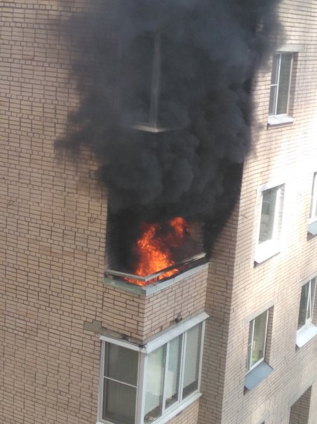 В Пушкине на Петербургском шоссе 13/1 горит квартира, пожарных ещё нет, неизвестно где хозяева