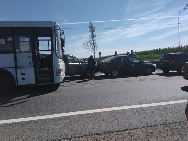 Авария на Мурманском шоссе с участием автобуса 572, маршрутом Мга-Санкт-Петербург и трёх легковых ав...