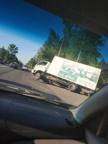 На въезде из Rрасного Cела в город водитель грузовичка, поворачивая заехал в кювет