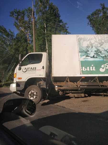 На въезде из Rрасного Cела в город водитель грузовичка, поворачивая заехал в кювет