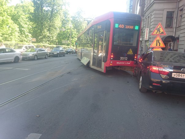 Трамвай сошёл с рельсов на улице Льва Толстого 7