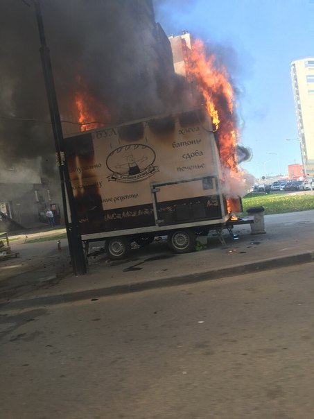 В деревне Кудрово пожар, горит вагончик с хлебом