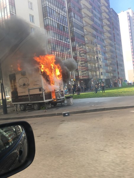 В деревне Кудрово пожар, горит вагончик с хлебом