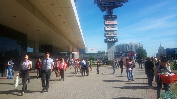 В ТК Капитолий (ст.м. Пионерская) эвакуация. Без оповещения по громкой связи, охранники подходят и п...