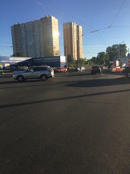 На перекрестке Богатырского и Байконурской столкнулись Мотоцикл и Renault
