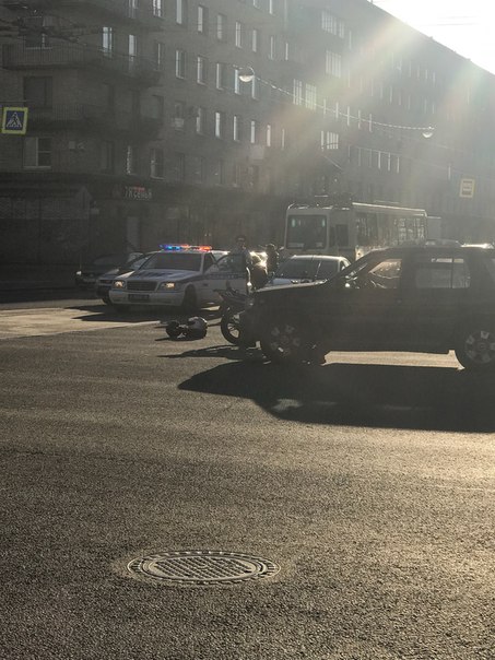 Мотоциклист и ДПС столкнулись на перекрестке Стачек и Трефолева