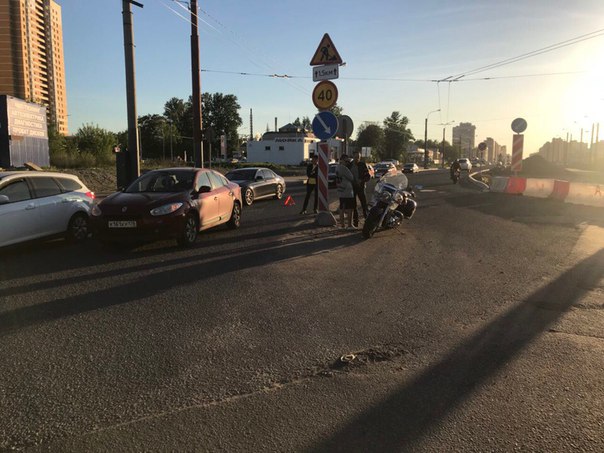 Перекресток Байконурской и Богатырского, проезду мешают, затора нет.