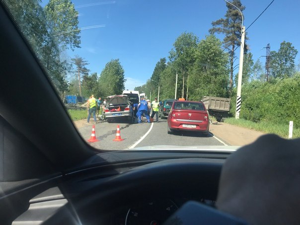 На 20-м км Токсовского шоссе жесткий замес ДПС против самосвала, пассажир вроде жив, водитель надеюс...