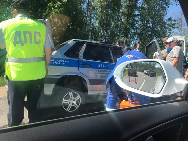 На 20-м км Токсовского шоссе жесткий замес ДПС против самосвала, пассажир вроде жив, водитель надеюс...
