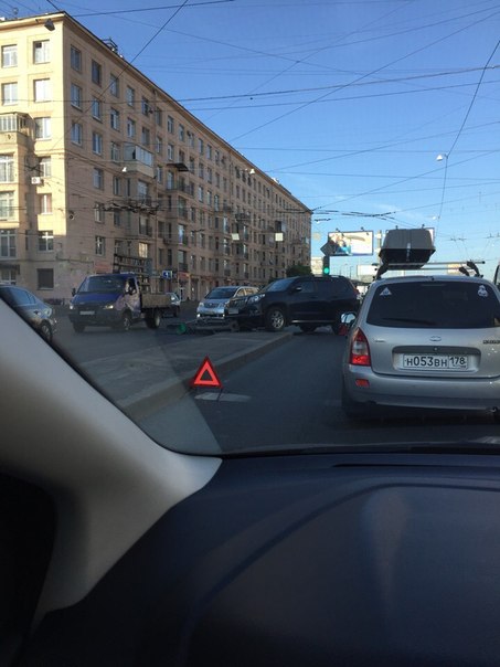 На перекрестке улиц Бабушкина и Ивановской , водитель на Прадо сломал светофор