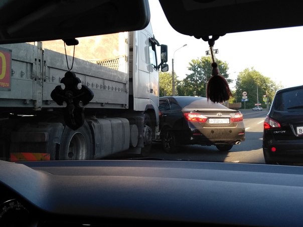 На Косыгина, вдоль Колтушского путепровода, перед улицей Коммуны Камри попала под грузовик с шаландо...