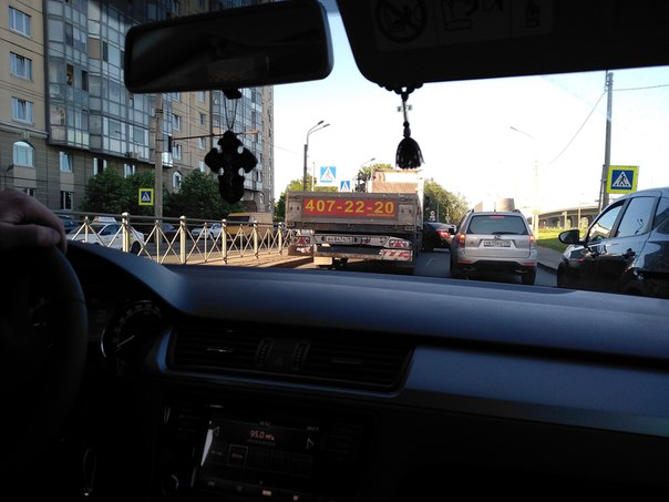 На Косыгина, вдоль Колтушского путепровода, перед улицей Коммуны Камри попала под грузовик с шаландо...