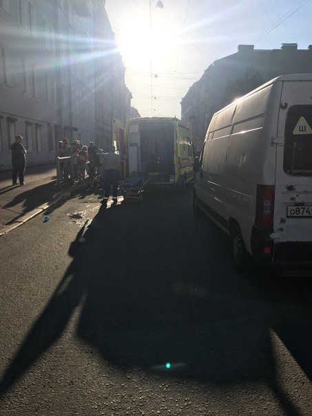 На Курской улице был сбит пацан лет 13, выскочивший внезапно из-за припаркованного белого микроавтоб...