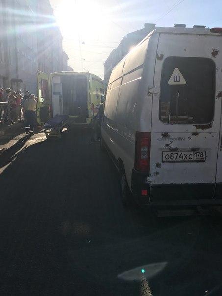 На Курской улице был сбит пацан лет 13, выскочивший внезапно из-за припаркованного белого микроавтоб...