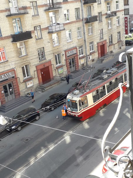 На Смолячкова двое остановили движение трамваев