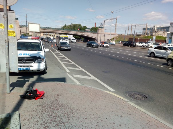 30 мая в 12:30 на Московском проспекте 135 произошла авария автомобиля с мотоциклом,