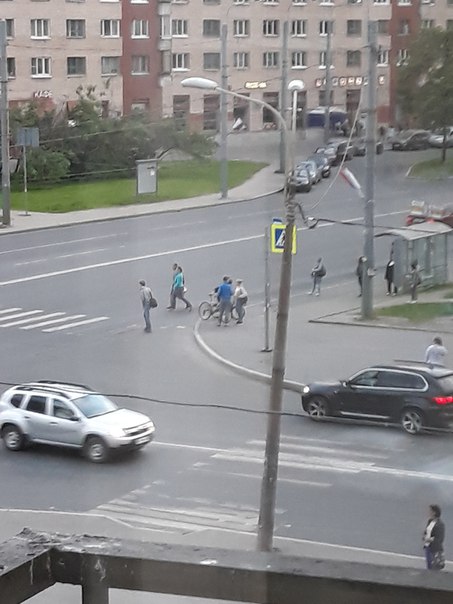 2 Дтп на прекрестке ул. Корзуна и пр Ветеранов, сбили велоездока, вроде не сильно, но рулевое колесо...