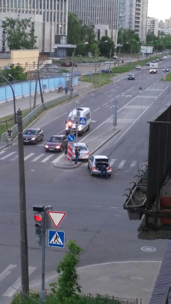 Очередная авария на перекрестке пр. Кима и Одоевской.
