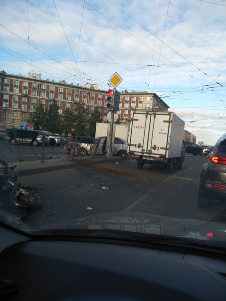 Сбит мотоциклист на Заневском, в левом ряду перед перекрёстком с Новочеркасским в сторону центра