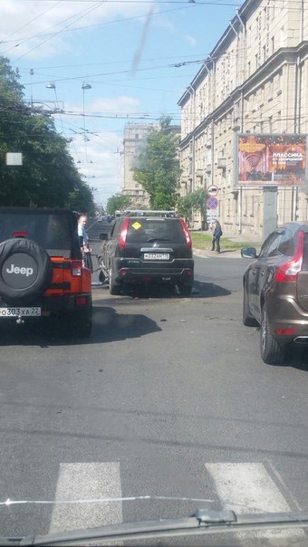 Honda с Ниссаном не поделили перекресток Кузнецовской и Юрия Гагарина.Немного мешают проезду.