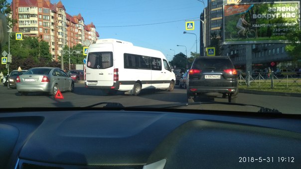 На пересечении Дачного проспекта и Бульвара Новаторов микроавтобус притёр внедорожник. Перекрыли 2 п...