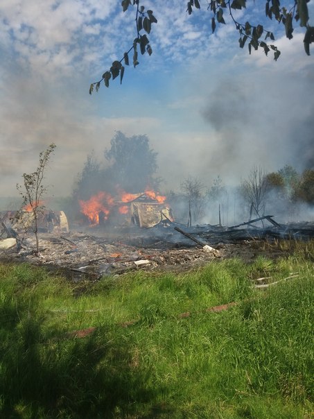 В Малом Карлино горят нежилые постройки