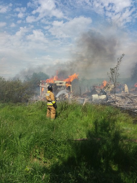 В Малом Карлино горят нежилые постройки