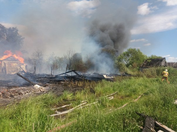 В Малом Карлино горят нежилые постройки