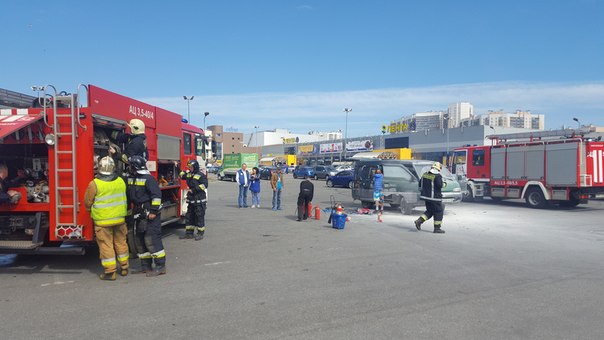 На парковке у касторамы на На Дальневосточном загорелась машина, службы на месте