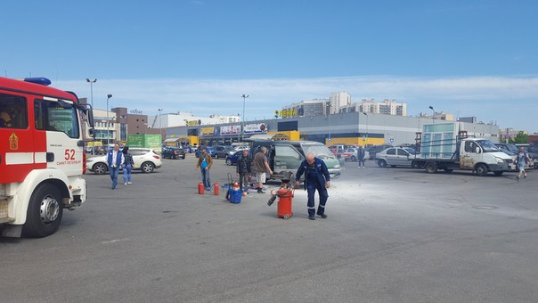 На парковке у касторамы на На Дальневосточном загорелась машина, службы на месте