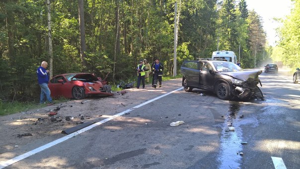 Серьезная авария в Зеленогорске на выезде, Пухтоловская дорога. Люди сами пытались вытащить пострада...