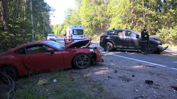 Серьезная авария в Зеленогорске на выезде, Пухтоловская дорога. Люди сами пытались вытащить пострада...