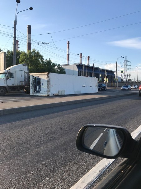 На проспекте Маршала Жукова контейнер прилег отдохнуть