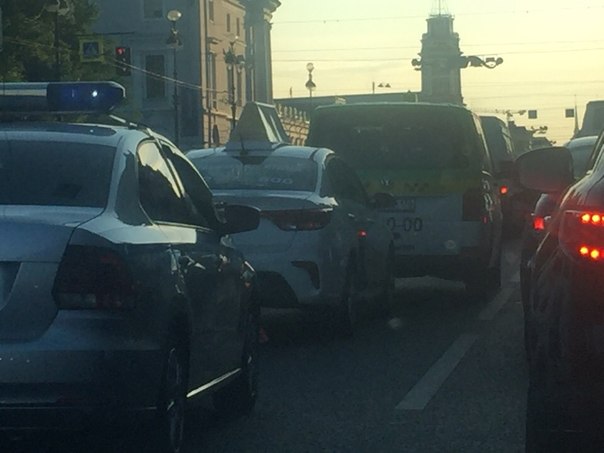 Два автомобиля такси стукнулись на Невском. Пробки нет. ДПС на месте.