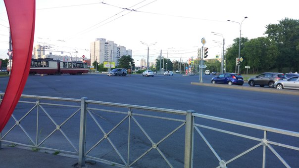 На перекрестке Маршала Жукова и Стачек седан не пропустил минивэн.