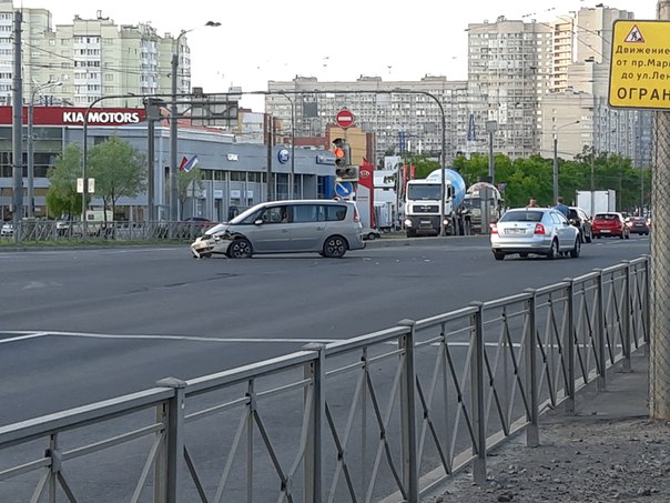 На перекрестке Маршала Жукова и Стачек седан не пропустил минивэн.