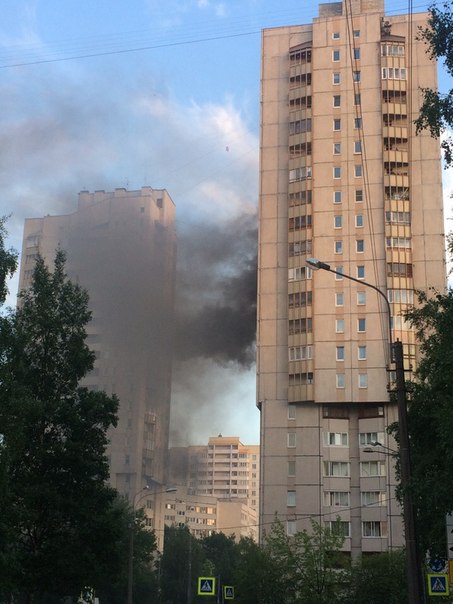 Горит дом на площади Льва Мациевича, пожарные только что приехали.