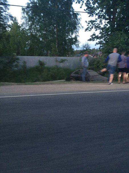 При въезде в Кировск. Авто лежит в канаве.