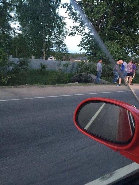 При въезде в Кировск. Авто лежит в канаве.