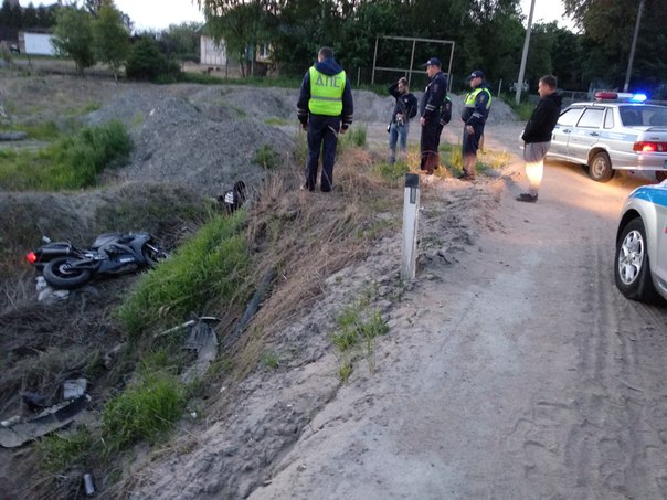 Колтуши. Не получилось свалить у парнишки. В итоге мото в канаве