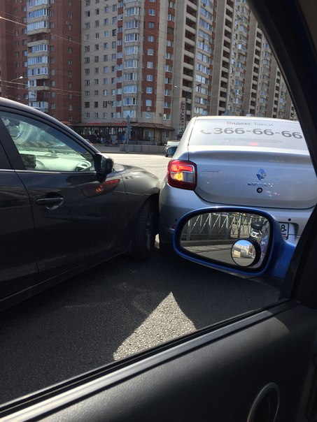 Только что на пересечени улиц Савушкина и Туристской: таксист подрезал лешковушку, когда оба пыталис...