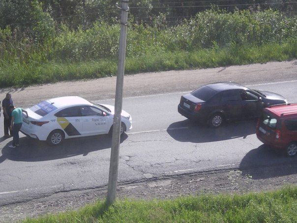 В Понтонном, на Петрозаводском шоссе Vito, Solaris и Lacetti организовали тройничок на разделительно...