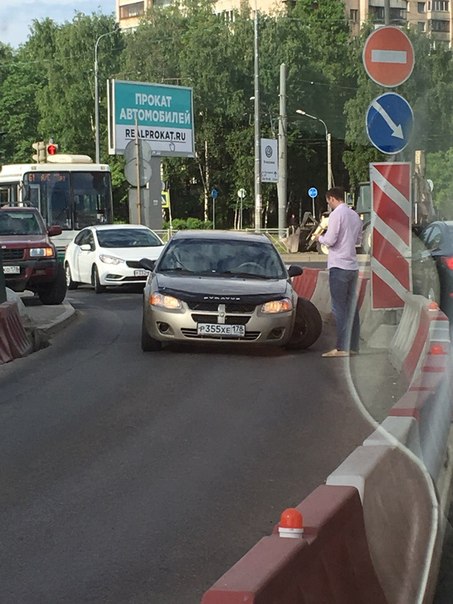 Перекрыт въезд в тунель на Девяткино. У Доджа оторвало колесо