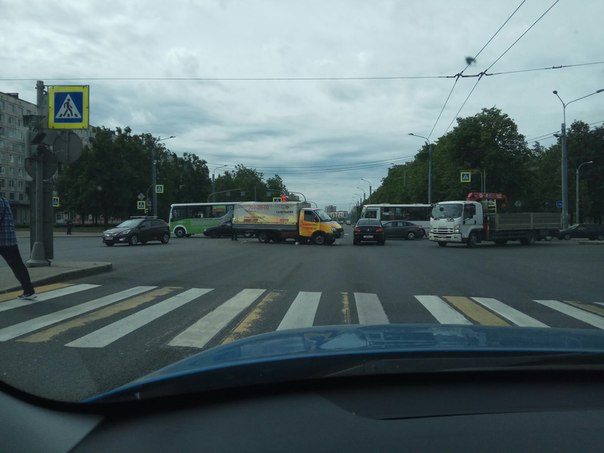 На перекрестке Пискарёвского проспекта и Бестужевской улицы столкнулись Джип и Газель.