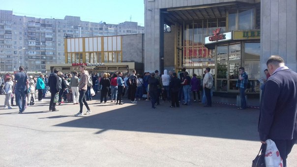 С 13:10 станция метро Озерки закрыта из-за бесхозного предмета.