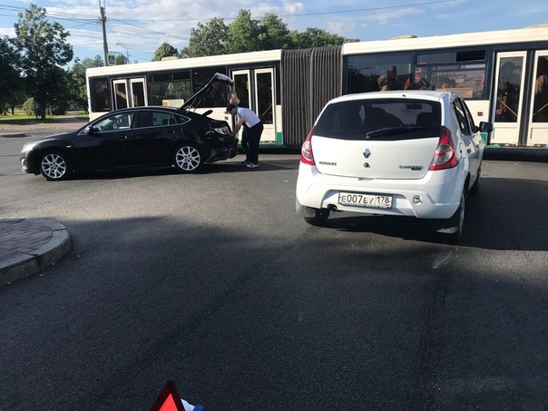 2 июня в 17:50 произошло столкновение а/м Renault Сандеро и Mazda 6 на перекрёстке Пискаревского пр-та ...