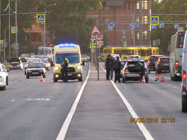 Перед перекрестком Выборгского шоссе и пр. Просвещения тоже ДТП, видимо с травмами работают две каре...